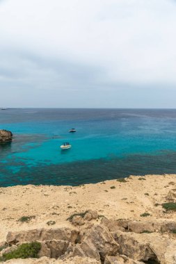 Kıbrıs, Cape Cavo Greco - 11.Mayıs 2018: Turistler yüzmek için mavi lagüne motorlu tekneyle gittiler.
