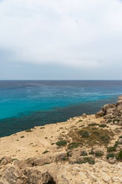 Kıbrıs, Cape Cavo Greco - 11.Mayıs 2018: Turistler yüzmek için mavi lagüne motorlu tekneyle gittiler.
