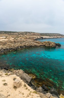 Kıbrıs, Cape Cavo Greco - 11.Mayıs 2018: Turistler yüzmek için mavi lagüne arabayla geldi.
