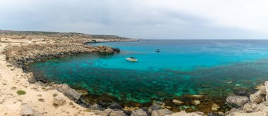 Kıbrıs, Cape Cavo Greco - 11.Mayıs 2018: Turistler yüzmek için mavi lagüne motorlu tekneyle gittiler.