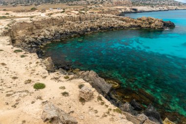 Kıbrıs, Cape Cavo Greco - 11.Mayıs 2018: Turistler yüzmek için mavi lagüne arabayla geldi.