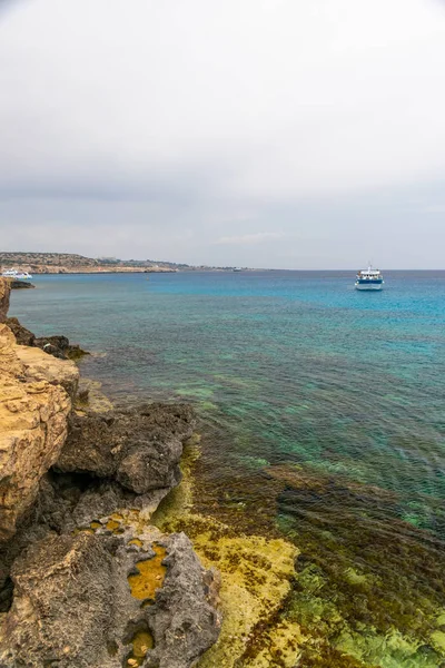 Κύπρος Ακρωτήρι Μάβο Γκρέκο 2018 Μαΐου Τουρίστες Ταξίδεψαν Ένα Πλοίο — Φωτογραφία Αρχείου