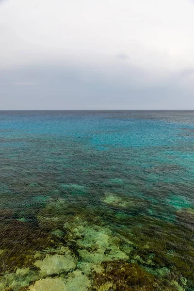 Pittoresca Laguna Blu Sulla Costa Del Mare Calmo — Foto Stock