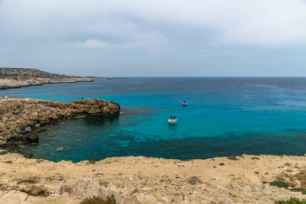 Kıbrıs, Cape Cavo Greco - 11.Mayıs 2018: Turistler yüzmek için mavi lagüne motorlu tekneyle gittiler.