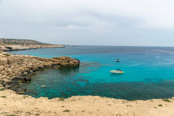 Κύπρος Ακρωτήρι Μάβο Γκρέκο 2018 Μαΐου Τουρίστες Ταξίδεψαν Μηχανοκίνητο Σκάφος — Φωτογραφία Αρχείου