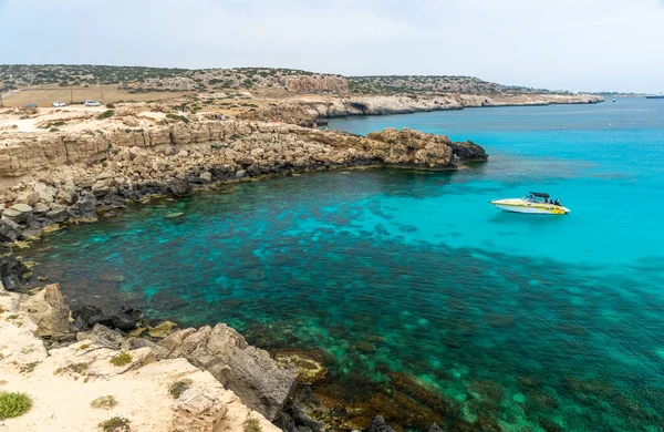 Kıbrıs, Cape Cavo Greco - 11.Mayıs 2018: Turistler yüzmek için mavi lagüne motorlu tekneyle gittiler.