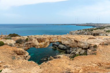 Akdeniz kıyısında aşıklar bir köprüdür. Kıbrıs.