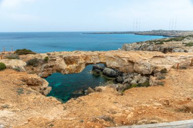 Akdeniz kıyısında aşıklar bir köprüdür. Kıbrıs.