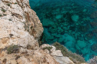 Akdeniz kıyılarında rahat pitoresk koy