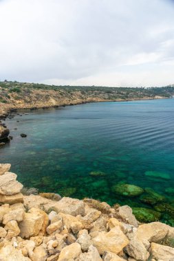 Akdeniz'in masmavi sahili boyunca şeffaf su.