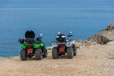 Kıbrıs - 11.09.2018: Turistler Akdeniz'in masmavi kıyılarında seyahat ediyor.