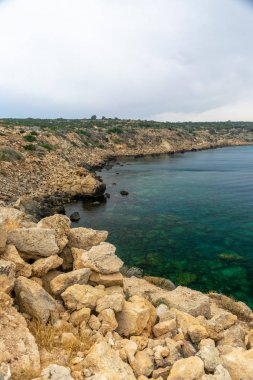 Akdeniz'in masmavi sahili boyunca şeffaf su.