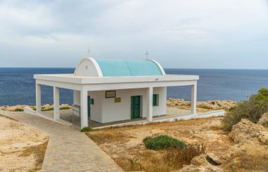 Akdeniz kıyısında küçük bir Ortodoks kilisesi. Kıbrıs.