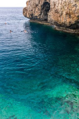 Kıbrıs adasındaki Akdeniz 'in kayalık kıyıları.