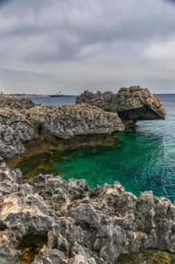 Kıbrıs adasındaki Akdeniz 'in kayalık kıyıları.