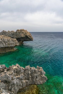 Kıbrıs adasındaki Akdeniz 'in kayalık kıyıları.