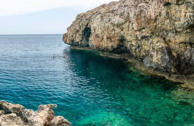 Kıbrıs adasındaki Akdeniz 'in kayalık kıyıları.