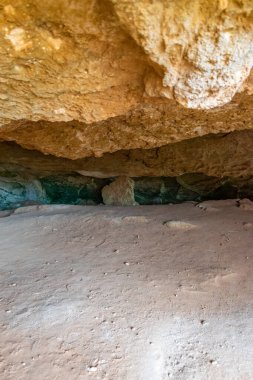 Akdeniz kıyısındaki Kiklops Mağarası. Kıbrıs.
