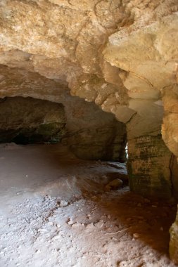 Akdeniz kıyısındaki Kiklops Mağarası. Kıbrıs.