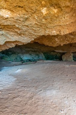 Akdeniz kıyısındaki Kiklops Mağarası. Kıbrıs.