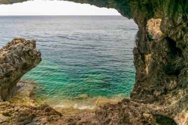 Akdeniz kıyısındaki kilisenin yanındaki mağarada. Kıbrıs.