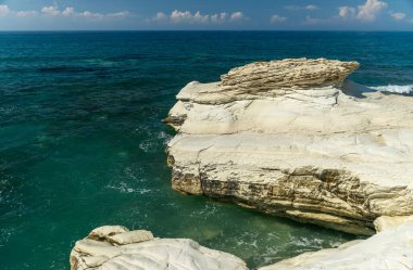 İnanılmaz okyanus manzarası ve kayalık plajı.
