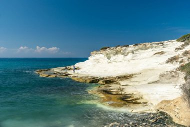 İnanılmaz okyanus manzarası ve kayalık plajı.