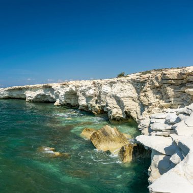 Şeffaf deniz suyuyla kayaların manzarası