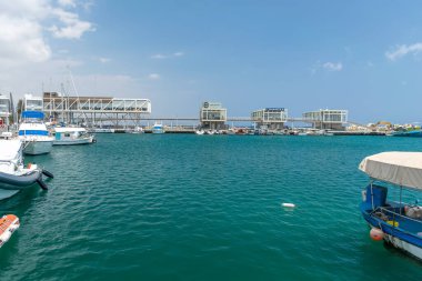 Denizdeki mavi gökyüzü arka planlı yatlar