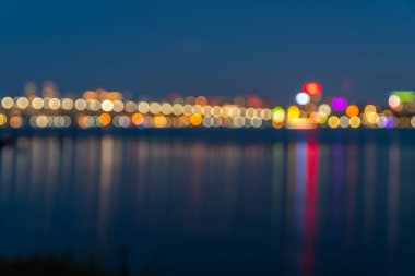 Arkaplanda deniz manzarası ve şehir alanı