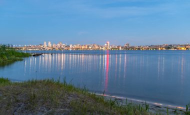 Arkaplanda deniz manzarası ve şehir alanı
