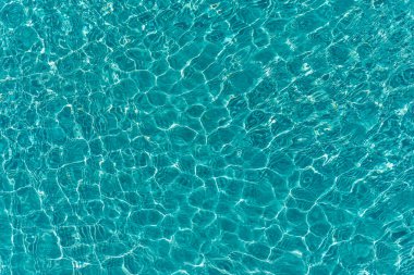 Su dalgaları ve mavi deniz dokulu arka plan