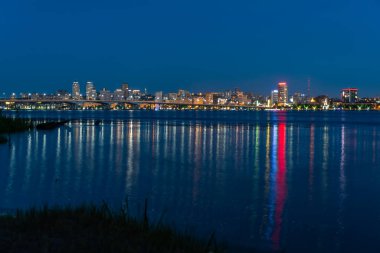 Arkaplanda deniz manzarası ve şehir alanı