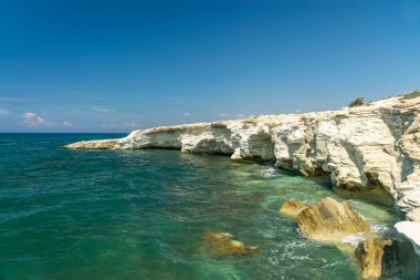 Şeffaf deniz suyuyla kayaların manzarası