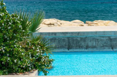 Lüks otelde güzel bir yüzme havuzu.