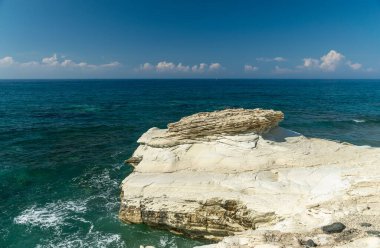 İnanılmaz okyanus manzarası ve kayalık plajı.
