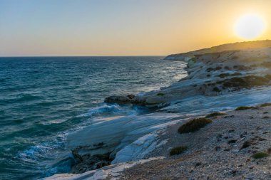 İnanılmaz okyanus manzarası ve kayalık plajı.