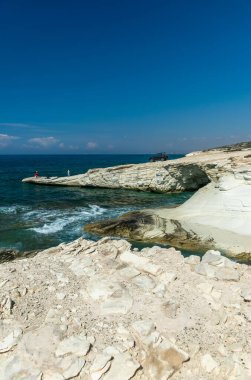 İnanılmaz okyanus manzarası ve kayalık plajı.