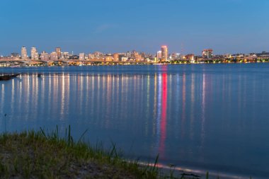 Arkaplanda deniz manzarası ve şehir alanı