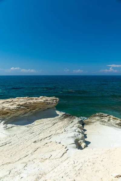 Incredibile Vista Sull Oceano Con Spiaggia Rocciosa — Foto Stock