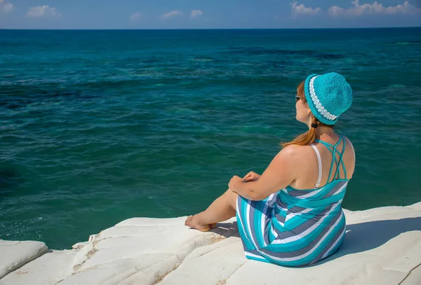 Joven Hermosa Mujer Playa Del Mar — Foto de Stock