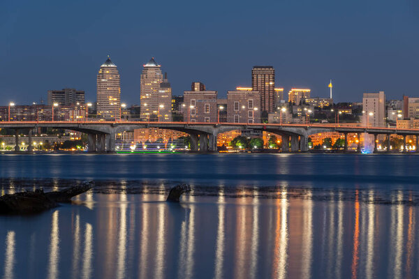 вид на море и городское пространство на фоне