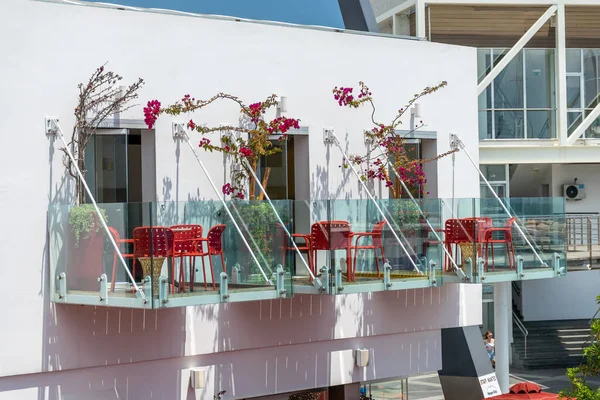 Üvegerkély Virágzó Virágokkal Vörös Asztalokkal Székekkel Szállodában — Stock Fotó