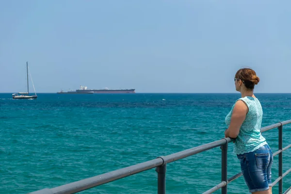 Hermosa Mujer Pie Muelle Frente Mar — Foto de Stock