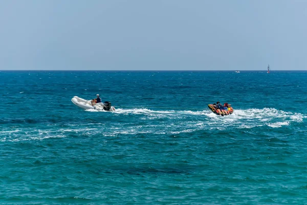 Pessoas Surfando Oceano Verão Fotografia De Stock