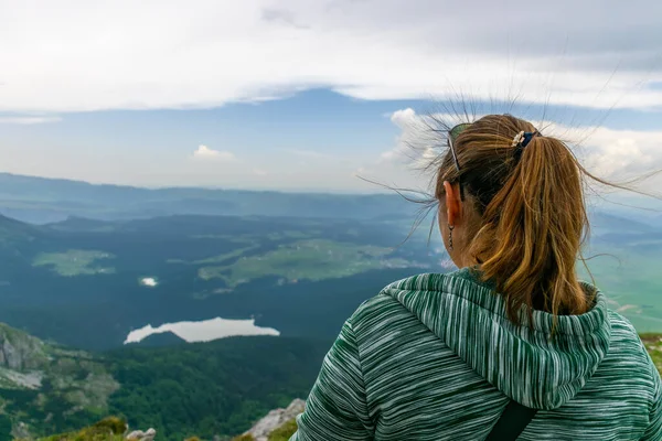 Vrouw Zoek Naar Berglandschap Stockafbeelding