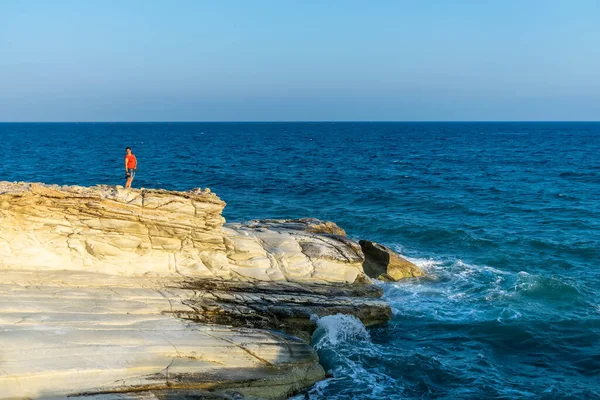 Mulher Fica Uma Costa Rochosa Fotografias De Stock Royalty-Free