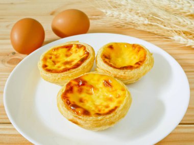 Taze pişmiş yumurta tart veya beyaz tabakta kremalı tart (pastel de nata)