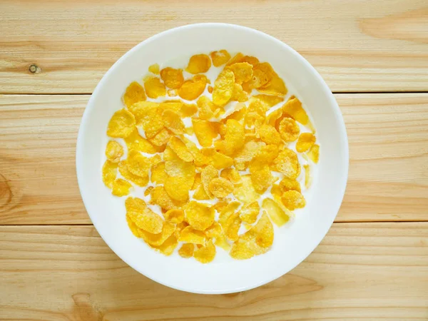 黄金コーンフレーク朝食シリアル木製の背景です トップの View の健康的な朝食のコンセプト — ストック写真