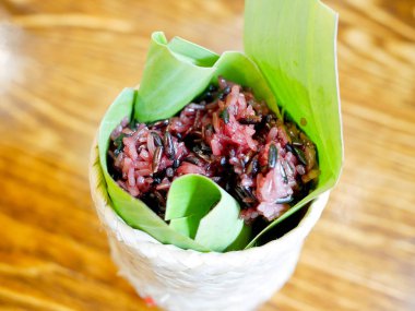 Tay Restoran ahşap masa üzerinde pirinç sepette yapışkan pirinç siyah